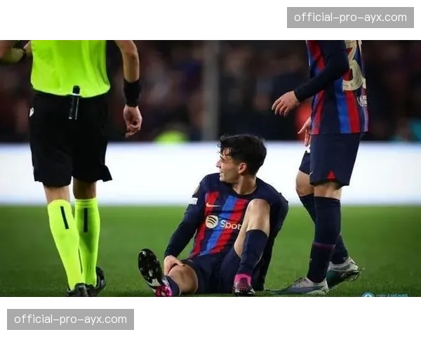 特写：赛季报销的莱万在场边为队友亚马尔鼓掌，后者打入巴萨处子球