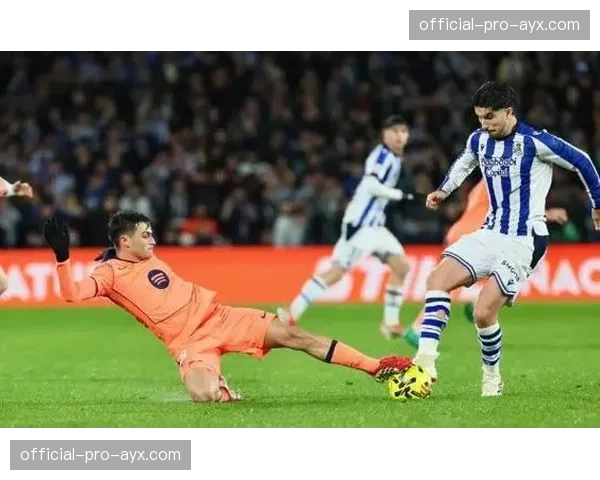 皇家社会训练课开放，主帅演练三中卫体系应对巴萨锋线