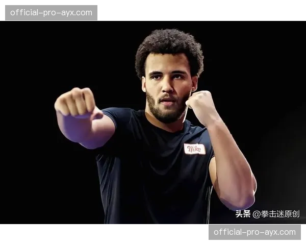 垫场赛出现罕见一幕：拳手因鞋带多次断裂导致比赛中断